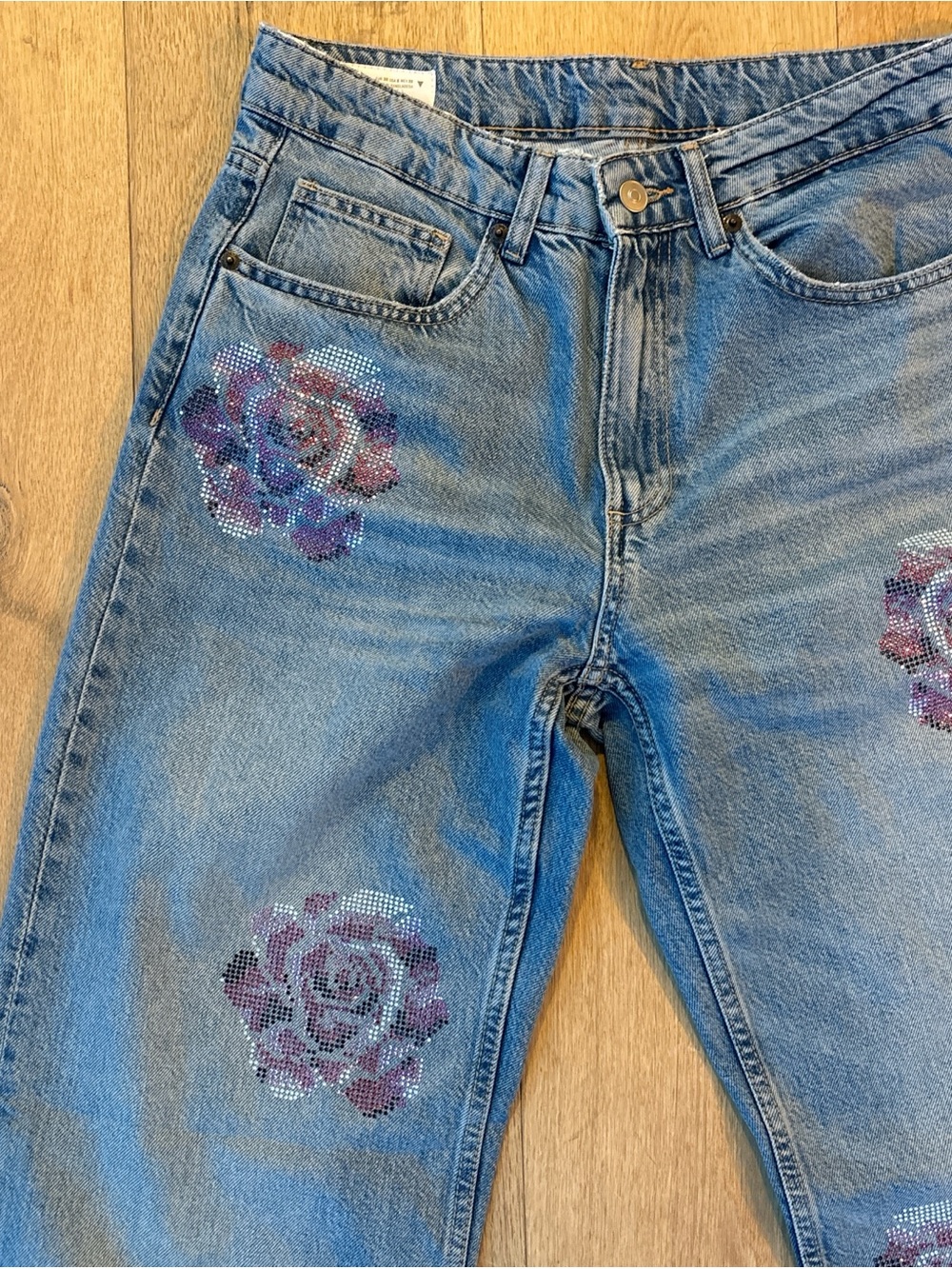Zara Blue Wide-Leg Jeans with Purple-Pink Sequin Floral Motifs - Picture 2 of 5